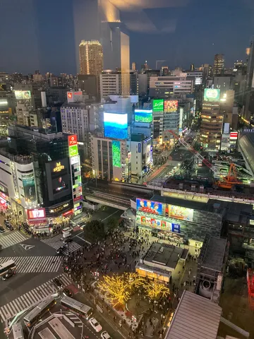 夜の街が動き出す瞬間