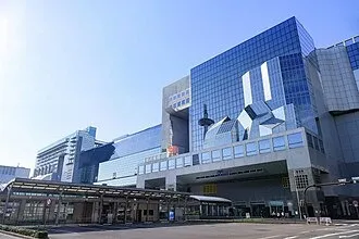 近代的な建築と空