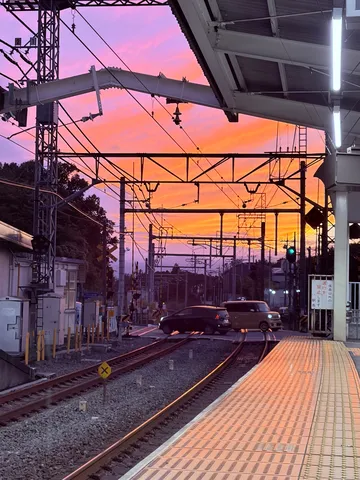 夕焼けと鉄路の交差点