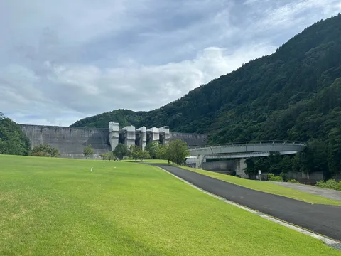 緑とダムの静かな風景