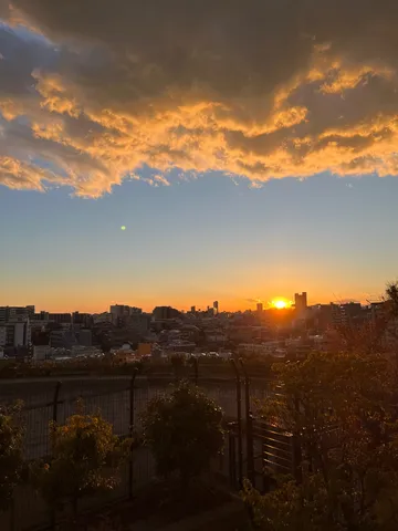 茜雲が彩る都会の夕暮れ