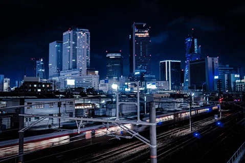 夜景を走る光の帯