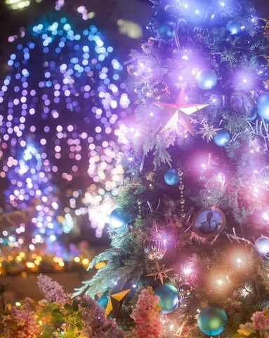きらめく光のクリスマスツリー