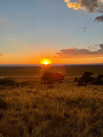 広がる大地と夕焼けのコントラスト