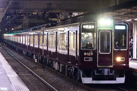 夜駅に佇む深紅の車体