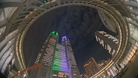 螺旋に映る都会の夜