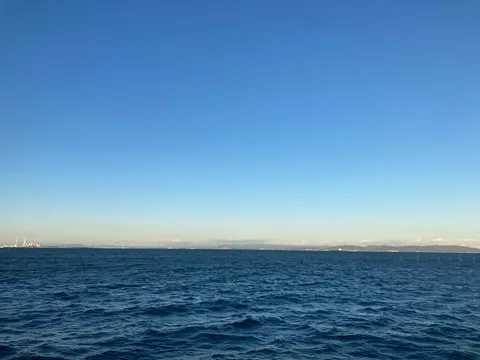 水平線の彼方、静かなる青