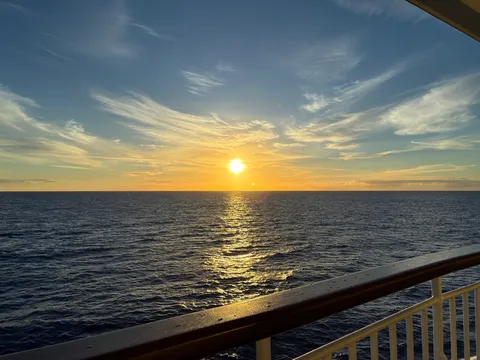 船上からの水平線に沈む夕日