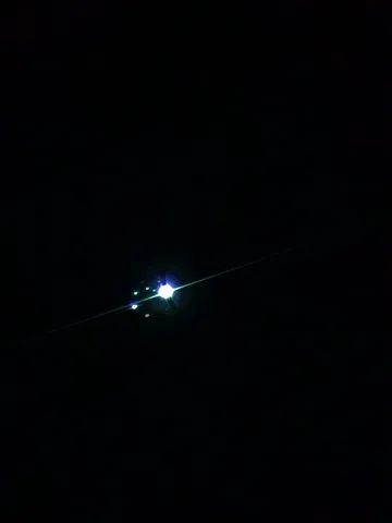 闇夜に輝く光の粒