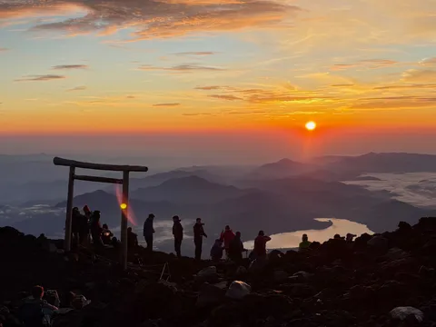 神々しい山頂の夜明け