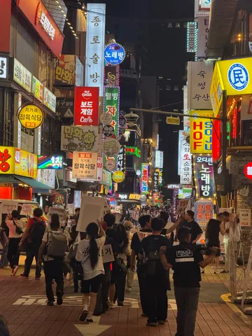看板と人波の夜