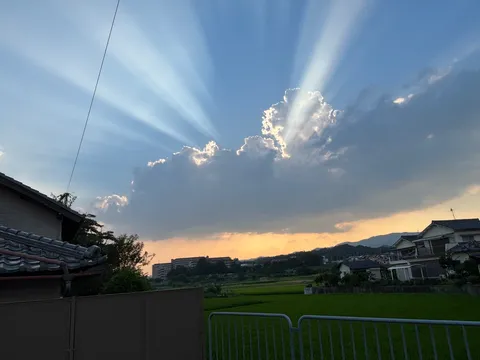 雲間から差す光の道