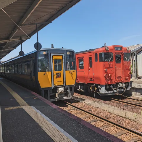 駅に並ぶ二つの顔