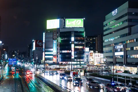 雨粒に光る、都市の夜景