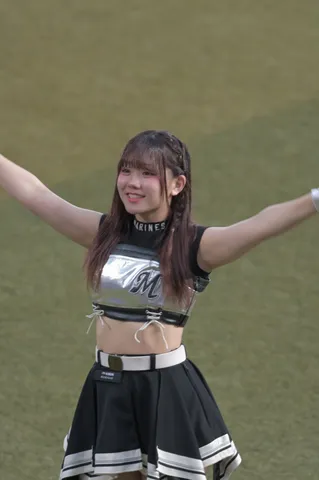 躍動するチアリーダーの瞬間