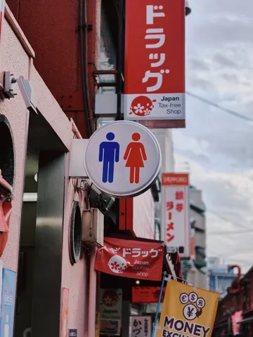 看板と標識が織りなす異国情緒