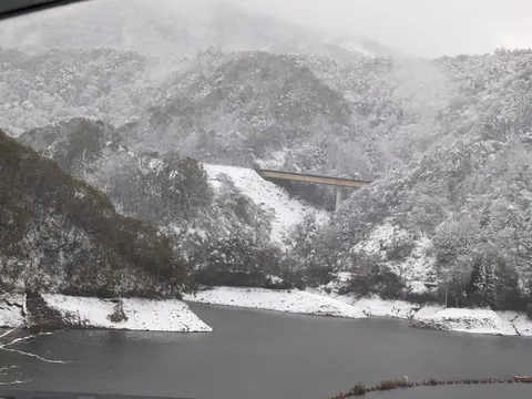 冬の山道、橋がかかる静寂