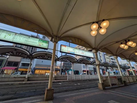 昼下がりの駅前の静謐さ