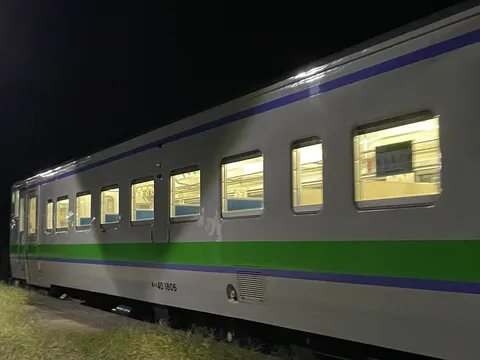 夜の車窓に灯る柔らかな光