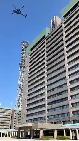 都会の空を駆けるヘリコプター