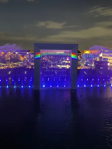 都会の夜に浮かぶ光のシンフォニー