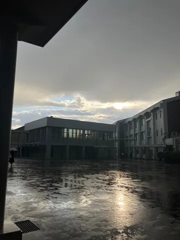 雨上がりの空と校舎