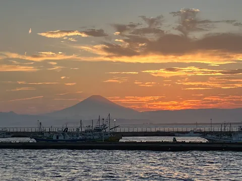 静かな港と夕焼け富士