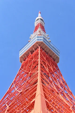 青空に映える赤い鉄骨