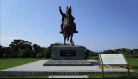 雄々しい騎馬像、青空の下で