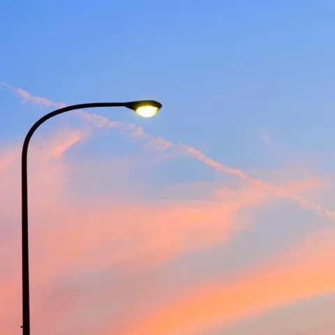 夕暮れの街灯と空のグラデーション