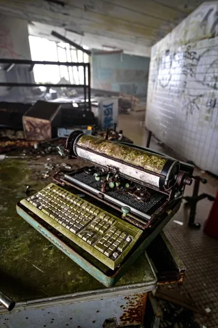 時が止まった廃墟のキーボード