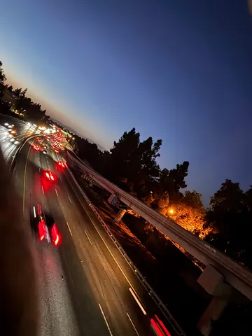 瞬く星屑、高速道路の夜景
