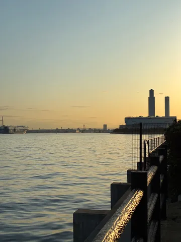 夕暮れの港の静けさ