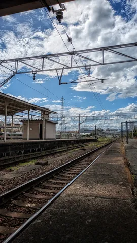 午後の鉄道風景、雲と電線の交錯