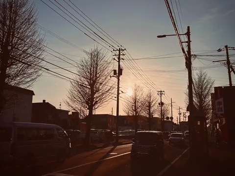 夕暮れの電線と街並み
