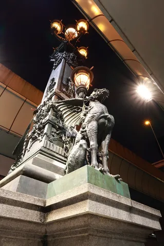 夜の灯と翼のレリーフ