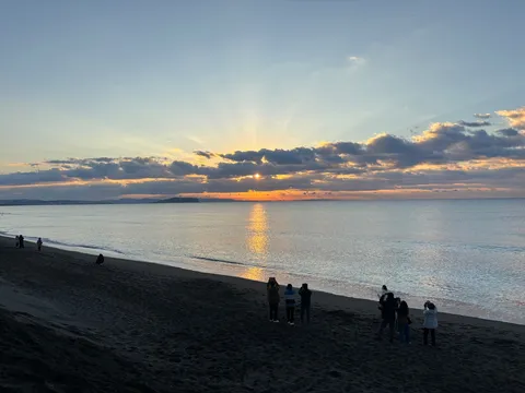 沈む夕陽と静かな浜辺