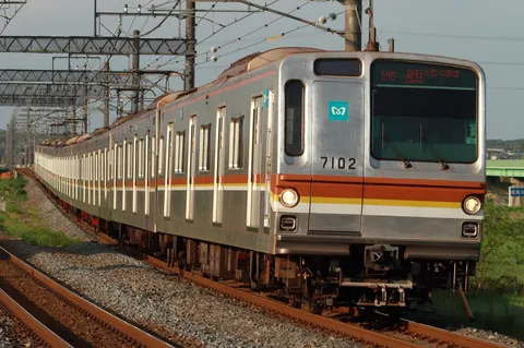 走る夕暮れの鈍色列車