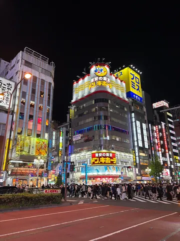 輝く街、ドンペンも興奮？
