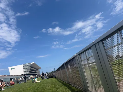 青空と観客席、レースの前の静けさ