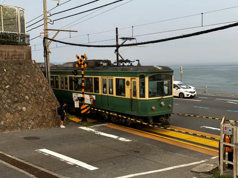 海辺を走るレトロ列車