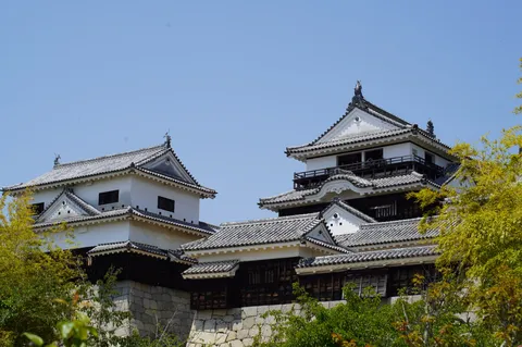 青空と古城のコントラスト