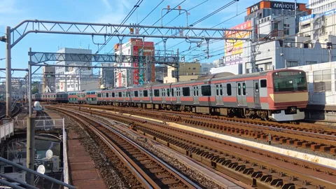 街を走る連なる列車群