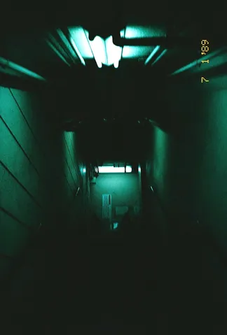 漆黒の階段に灯る緑影