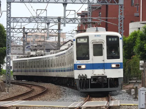 都会の線路を滑る車体