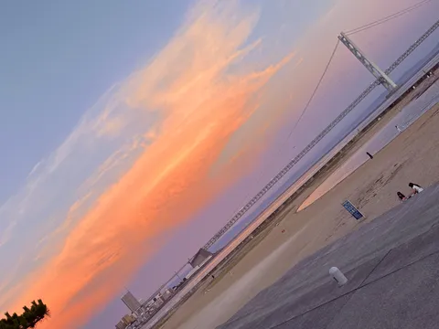 夕焼け空と長大橋のコントラスト