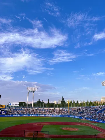 青空とスタジアムのコントラスト
