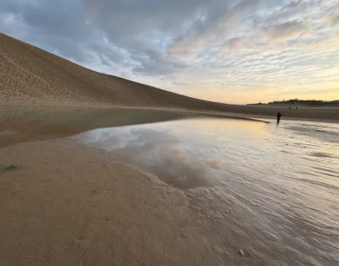 砂丘の水鏡、空を映す