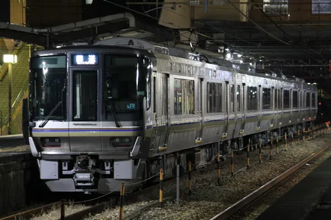 夜の鉄路を駆ける銀の閃光