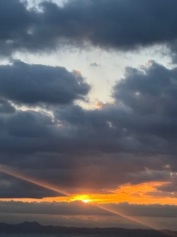 雲間から差す光の道